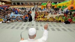 ലിയൊ പതിനാലാമൻ പാപ്പാ വത്തിക്കാനിൽ പോൾ ആറാമൻ ശാലയിൽ ബാലികാബാലന്മാരുമൊത്ത് കൂടിക്കാഴ്ചയ്ക്കെത്തിയപ്പോൾ, 03/07/25