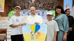Папа падчас сустрэчы з украінскімі дзецьмі ў Ватыкане
