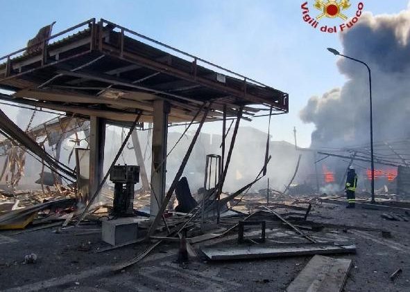 O posto de gasolina ficou destruído