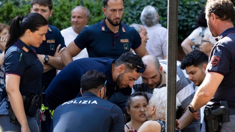 Des membres des forces de l'ordre prenant soin des habitants du quartier.