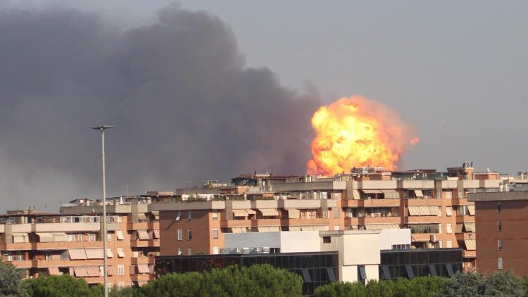 O momento da explosão vista de longe