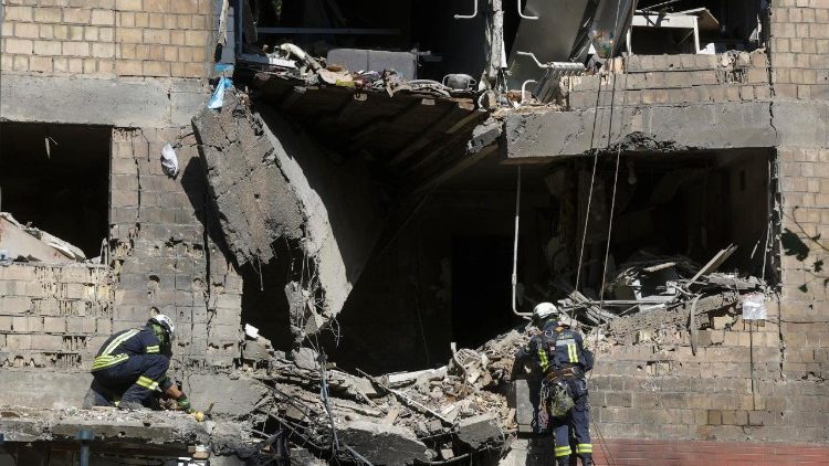 Equipes de resgate ucranianas trabalham no local de um ataque de drone a um prédio residencial de cinco andares em Kiev, Ucrânia, em 4 de julho de 2025, em meio à invasão russa. Mais de 20 pessoas ficaram feridas após as forças russas lançarem um ataque combinado de larga escala durante a noite com pelo menos 11 mísseis e 539 drones em toda a Ucrânia, tendo Kiev como principal alvo, informou o Serviço Estatal de Emergência (SES) da Ucrânia. EPA/SERGEY DOLZHENKO