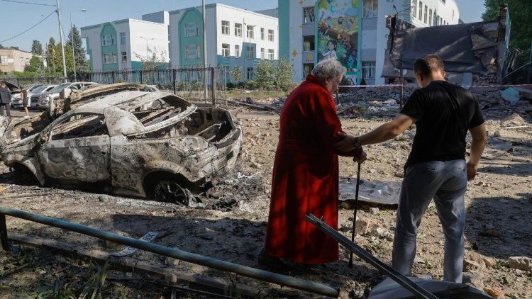 Moradores caminham por uma área devastada com carros destruídos perto de um prédio escolar após um ataque aéreo russo em Kiev, Ucrânia, em 4 de julho de 2025, em meio à invasão russa. Mais de 20 pessoas ficaram feridas após as forças russas lançarem um ataque combinado em larga escala durante a noite com pelo menos 11 mísseis e 539 drones em toda a Ucrânia, tendo Kiev como principal alvo, informou o Serviço Estatal de Emergência (SES) da Ucrânia. EPA/SERGEY DOLZHENKO