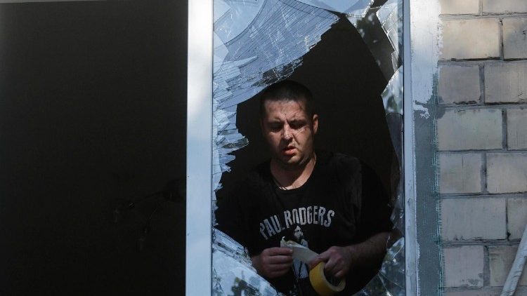 Um morador remove destroços no local de um ataque de drone a um prédio residencial de cinco andares em Kiev, Ucrânia, em 4 de julho de 2025, em meio à invasão russa. Mais de 20 pessoas ficaram feridas após as forças russas lançarem um ataque combinado em larga escala durante a noite com pelo menos 11 mísseis e 539 drones em toda a Ucrânia, tendo Kiev como principal alvo, informou o Serviço Estatal de Emergência (SES) da Ucrânia. EPA/SERGEY DOLZHENKO