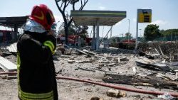 விபத்துக்குள்ளான பெட்ரோல்  நிலையம்