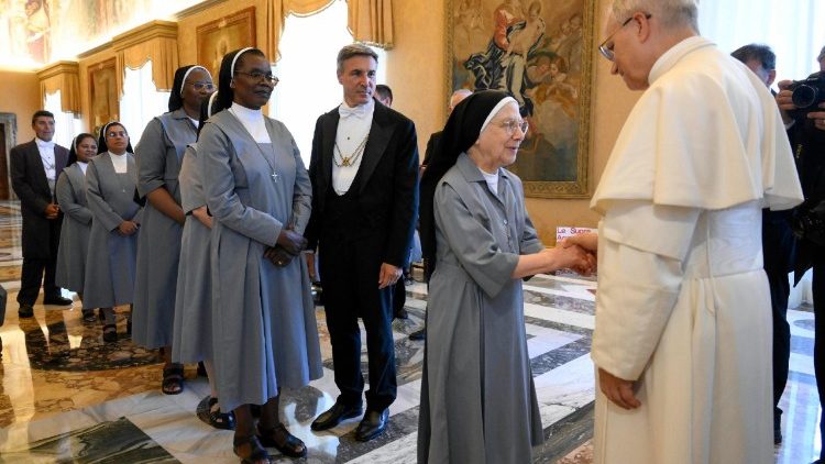 अगुस्टीनियन धर्मबहनों से मिलते हुए संत पापा लियो 14वें