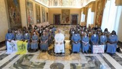 येसु और मरियम की सेविका अगुस्टीनियन धर्मबहनों के साथ संत पापा लियो 14वें