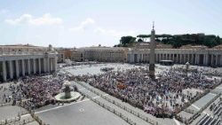 പാപ്പാ നയിക്കുന്ന മദ്ധ്യാഹ്ന പ്രാർത്ഥനയിൽ പങ്കുകൊള്ളുന്നതിന് വത്തിക്കാനിൽ വിശുദ്ധ പത്രോസിൻറെ ബസിലിക്കയുടെ അങ്കണത്തിൽ സമ്മേളിച്ചിരിക്കുന്ന വിശ്വാസികൾ, 06/07/25 