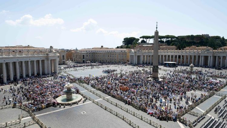 A Szent P&eacute;ter t&eacute;ren a nagy hős&eacute;g ellen&eacute;re sokan egybegyűltek a vas&aacute;rnapi &Uacute;rangyala im&aacute;ds&aacute;gra