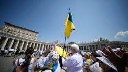 Українські паломники під час молитви на площі Святого Петра у Ватикані