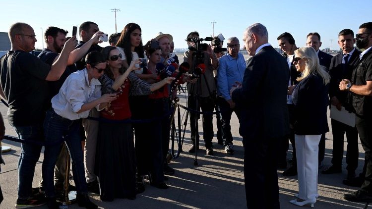 Reunión del primer ministro israelí, Netanyahu, con periodistas antes de partir hacia Estados Unidos 
