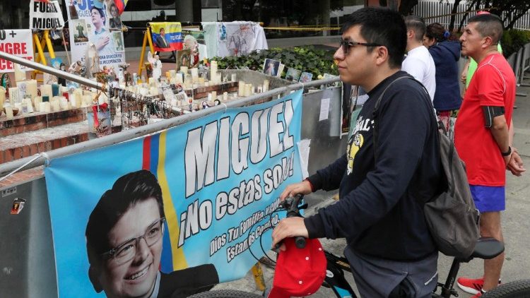 Manifestazioni in segno di solidarietà a Miguel Uribe 