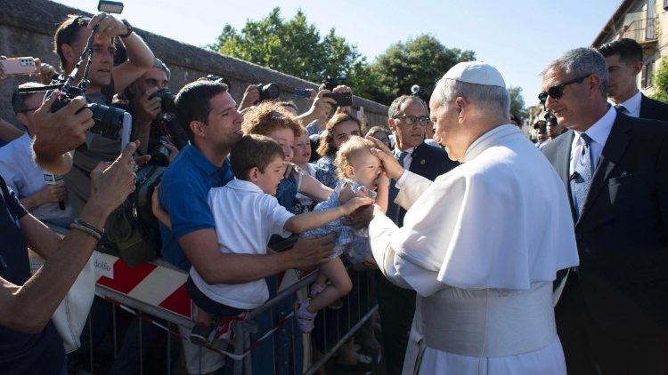 Papa Leo XIV amewabariki watoto