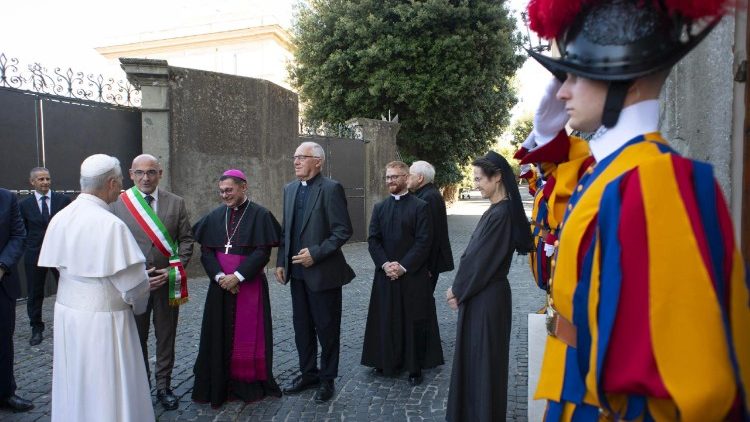 वाटिकन गवर्नरेट की अध्यक्ष सिस्टर रफेला पेट्रिनी, पोंटिफिकल विला के निदेशक धर्माध्यक्ष विन्सेन्ज़ो विवा, अंद्रेया ताम्बुरेली और मेयर अल्बेर्टो डी अंजेलिस 