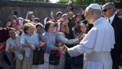 Leonas sveikina jo laukusius tikinčiuosius
