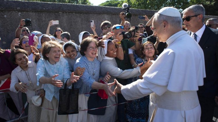 संत पापा का स्वागत कई धर्मबहनों सहित श्रद्धालुओं के एक बड़े समूह ने किया। 