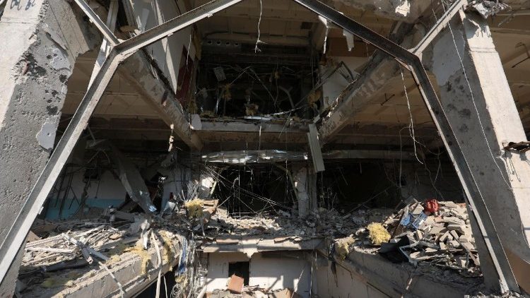 Local de um ataque de drone a um prédio administrativo em Kharkiv, nordeste da Ucrânia, em 7 de julho de 2025, em meio à invasão russa. De acordo com o Serviço de Emergência do Estado (SES), pelo menos 29 pessoas ficaram feridas, incluindo três crianças, após um ataque russo com drones de choque em Kharkiv e seus subúrbios. EPA/SERGEY KOZLOV