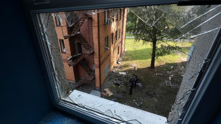 Equipes de resgate e especialistas ucranianos trabalham no local de um ataque de drones a um prédio residencial em Kharkiv, nordeste da Ucrânia, em 7 de julho de 2025, em meio à invasão russa. De acordo com o Serviço de Emergência do Estado (SES), pelo menos 29 pessoas ficaram feridas, incluindo três crianças, após um ataque russo com drones de choque em Kharkiv e seus subúrbios. EPA/SERGEY KOZLOV