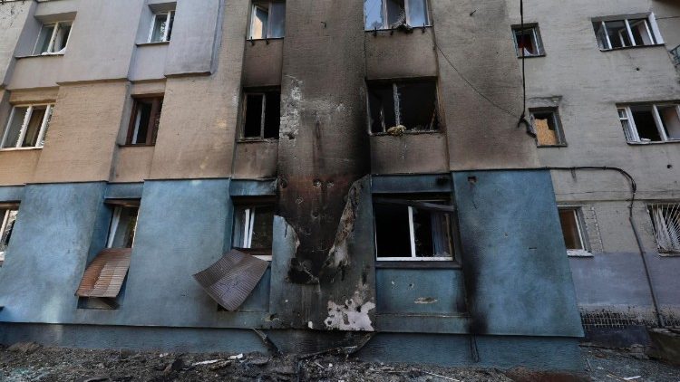 Local de um ataque de drone a um prédio residencial em Kharkiv, nordeste da Ucrânia, em 7 de julho de 2025, em meio à invasão russa. De acordo com o Serviço de Emergência do Estado (SES), pelo menos 29 pessoas ficaram feridas, incluindo três crianças, após um ataque russo com drones de choque em Kharkiv e seus subúrbios. EPA/SERGEY KOZLOV