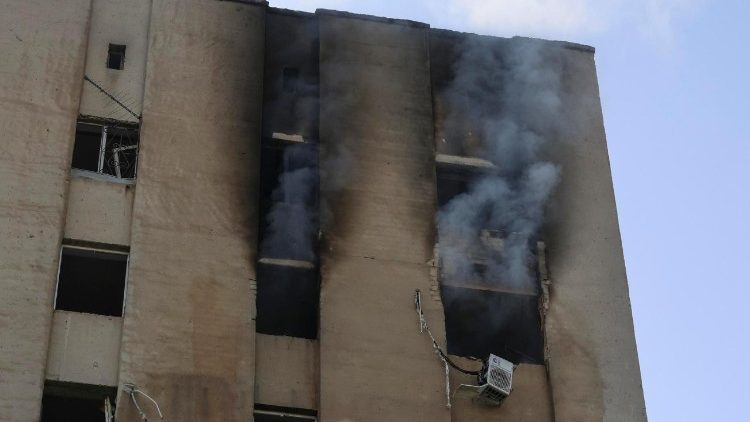 Local de um ataque de drone a um prédio residencial em Kharkiv, nordeste da Ucrânia, em 7 de julho de 2025, em meio à invasão russa. De acordo com o Serviço de Emergência do Estado (SES), pelo menos 29 pessoas ficaram feridas, incluindo três crianças, após um ataque russo com drones de choque em Kharkiv e seus subúrbios. EPA/SERGEY KOZLOV