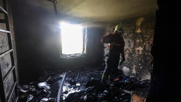 Equipes de resgate ucranianas trabalham no local de um ataque de drones a um prédio residencial em Kharkiv, nordeste da Ucrânia, em 7 de julho de 2025, em meio à invasão russa. De acordo com o Serviço de Emergência do Estado (SES), pelo menos 29 pessoas ficaram feridas, incluindo três crianças, após um ataque russo com drones de choque em Kharkiv e seus subúrbios. EPA/SERGEY KOZLOV