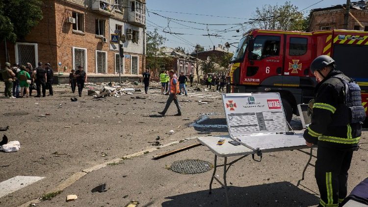 Equipes de resgate trabalham no local de um ataque de drones a uma área residencial em Kharkiv, nordeste da Ucrânia, em 7 de julho de 2025, em meio à invasão russa. Tropas russas lançaram ataques massivos de drones contra a cidade duas vezes em um dia. De acordo com o Serviço de Emergência do Estado (SES), pelo menos 33 pessoas ficaram feridas, incluindo três crianças, após um ataque russo com drones de choque a Kharkiv e seus subúrbios. EPA/SERGEY KOZLOV