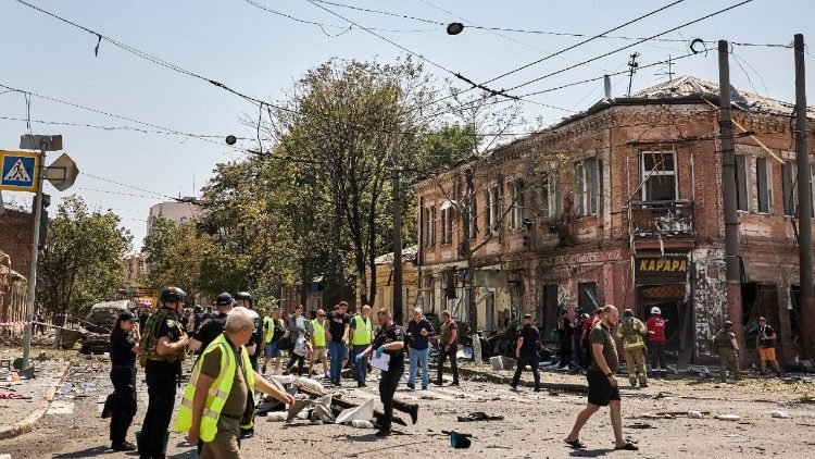 Serviços de emergência inspecionam o local de um ataque de drones a uma área residencial em Kharkiv, nordeste da Ucrânia, em 7 de julho de 2025, em meio à invasão russa. Tropas russas lançaram ataques massivos de drones contra a cidade duas vezes em um dia. De acordo com o Serviço de Emergência do Estado (SES), pelo menos 33 pessoas ficaram feridas, incluindo três crianças, após um ataque russo com drones de choque a Kharkiv e seus subúrbios. EPA/SERGEY KOZLOV