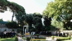 संत पापा लियो 14वें ने ‘लौदातो सी गाँव’ में सृष्टि की देखभाल के लिए पहला मिस्सा समारोह के अनुष्ठान किया 