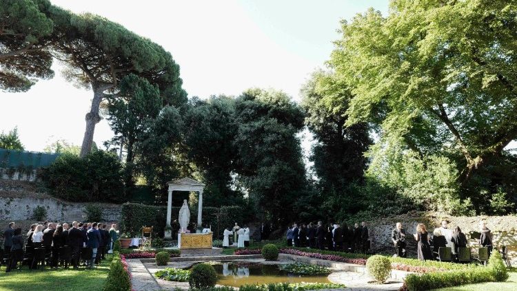 संत पापा लियो 14वें ने ‘लौदातो सी गाँव’ में सृष्टि की देखभाल के लिए पहला मिस्सा समारोह के अनुष्ठान किया 