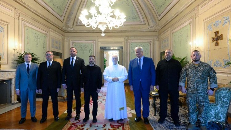 Papa Leo XIV tarehe 9 Julai 2025 amekutana na kuzyngumza na Rais Zelensky kwenye Ikulu Ndogo ya Castel Gandolfo