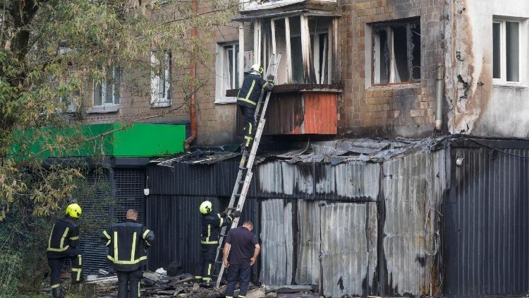 Equipes de resgate trabalham em um prédio residencial após ser atingido por um drone russo em Kiev, Ucrânia, em 10 de julho de 2025, em meio à invasão russa em andamento. Pelo menos duas pessoas morreram em Kiev e muitas outras ficaram feridas em toda a Ucrânia, após ataques russos durante a noite nas regiões de Kiev, Chernigov, Sumy, Poltava, Kirovohrad e Kharkiv, confirmou o Serviço de Emergência do Estado. EPA/SERGEY DOLZHENKO