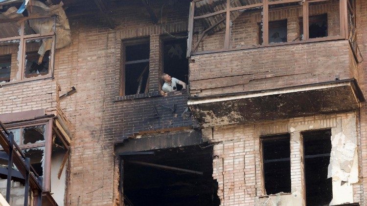 Um homem olha por uma janela quebrada para o local de um ataque de drone em Kiev, Ucrânia, em 10 de julho de 2025, em meio à invasão russa em andamento. Pelo menos duas pessoas morreram em Kiev e muitas outras ficaram feridas em toda a Ucrânia, após ataques russos durante a noite nas regiões de Kiev, Chernigov, Sumy, Poltava, Kirovohrad e Kharkiv, confirmou o Serviço de Emergência do Estado. EPA/SERGEY DOLZHENKO