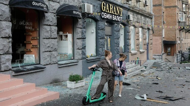 Pessoas reagem no local de um ataque de drone em Kiev, Ucrânia, em 10 de julho de 2025, em meio à invasão russa em andamento. Pelo menos duas pessoas morreram em Kiev e muitas outras ficaram feridas em toda a Ucrânia, após ataques russos durante a noite nas regiões de Kiev, Chernigov, Sumy, Poltava, Kirovohrad e Kharkiv, confirmou o Serviço de Emergência do Estado. EPA/SERGEY DOLZHENKO