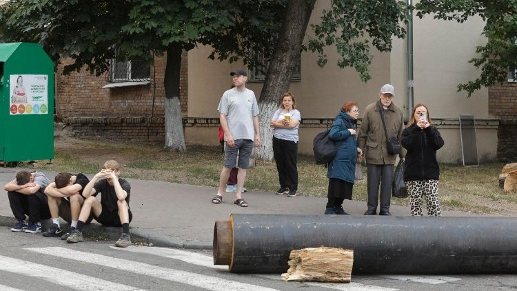 Moradores reagem no local de um ataque de drone em Kiev, Ucrânia, em 10 de julho de 2025, em meio à invasão russa em andamento. Pelo menos duas pessoas morreram em Kiev e muitas outras ficaram feridas em toda a Ucrânia, após ataques russos durante a noite nas regiões de Kiev, Chernigov, Sumy, Poltava, Kirovohrad e Kharkiv, confirmou o Serviço de Emergência do Estado. EPA/SERGEY DOLZHENKO