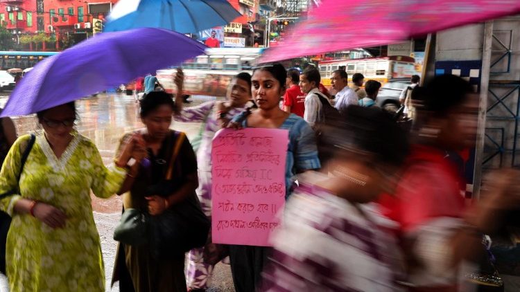 Eine Aktivistin demonstriert für Frauenrechte in Kalkutta
