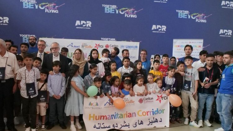119 अफ़ग़ान शरणार्थी 10 जुलाई को रोम के फ़्यूमिचिनो अंतरराष्ट्रीय हवाई अड्डे पहुँचे।