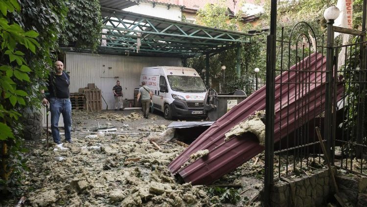 Local de um ataque de drones em Kharkiv, Ucrânia, 11 de julho de 2025, em meio à invasão russa. Pelo menos nove pessoas ficaram feridas naquela manhã em um ataque de drones russos no centro de Kharkiv, de acordo com o Serviço de Emergência do Estado (SES). EPA/SERGEY KOZLOV