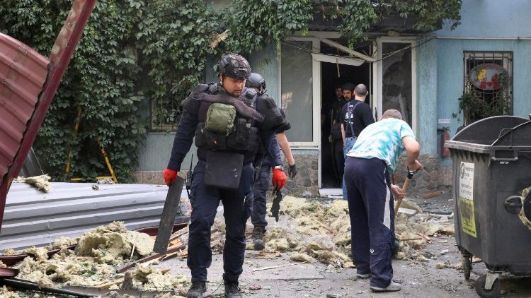 Especialistas ucranianos trabalham no local de um ataque de drone em Kharkiv, Ucrânia, em 11 de julho de 2025, em meio à invasão russa. Pelo menos nove pessoas ficaram feridas naquela manhã em um ataque de drone russo no centro de Kharkiv, de acordo com o Serviço de Emergência do Estado (SES). EPA/SERGEY KOZLOV