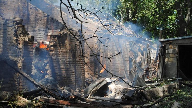 Bombeiros ucranianos trabalham para debelar incêndio após ataque russo em Odessa, em 11 de agosto de 2025. AFP/Oleksandr Gimanov]