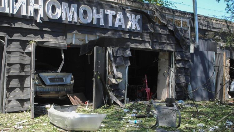 Ao menos 8 feridos em Odessa na manhã desta segunda-feira, 22 de agosto,  após ataque russo contra prédios residenciais, lojas estações de serviço.. EPA/Igor Tkachenko