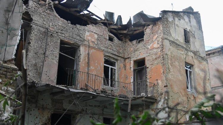 Vista externa de um edifício residencial atingido por um ataque de drone em Lviv, Ucrânia, 12 de julho de 2025, em meio à invasão russa. Pelo menos duas pessoas morreram e outras 14 ficaram feridas após um enorme ataque russo combinado com mísseis e drones de choque durante a noite em toda a Ucrânia. EPA/MYKOLA TYS