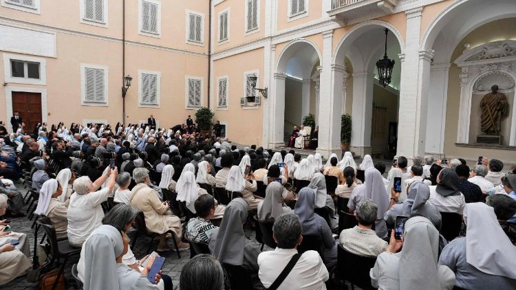 संत पापा लियो 14वें धर्मसंघियों के साथ