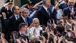 വിശ്വാസികൾക്കിടയിൽ ലിയോ പതിനാലാമൻ പാപ്പാ 