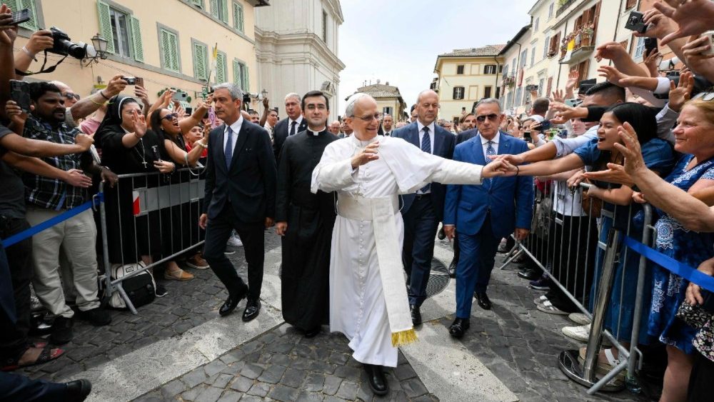 Folla a Castel Gandolfo per la messa e l'Angelus del Papa