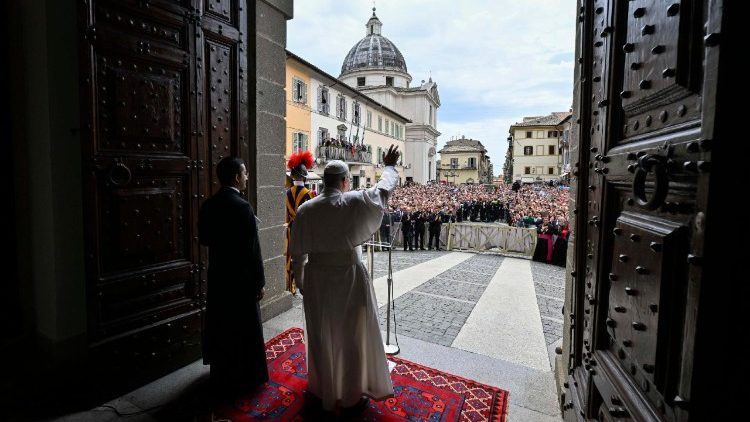 Angelus in Castel Gandolfo