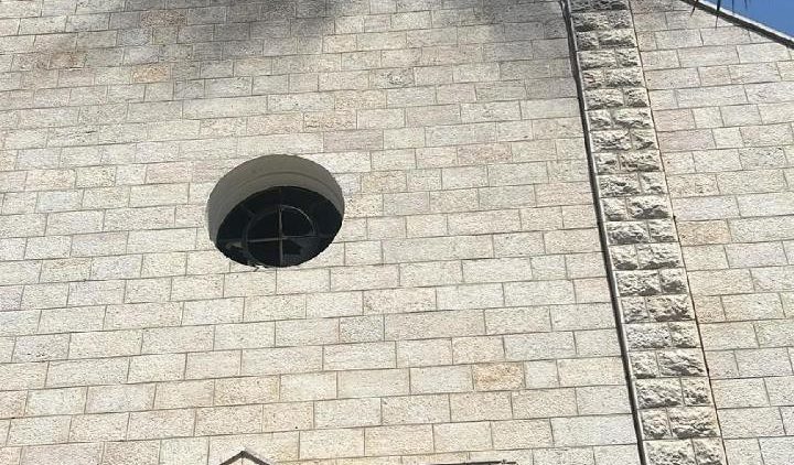 I danni alla chiesa della Sacra Famiglia dopo un bombardamento israeliano dello scorso luglio, con un bilancio di due morti e 11 feriti
