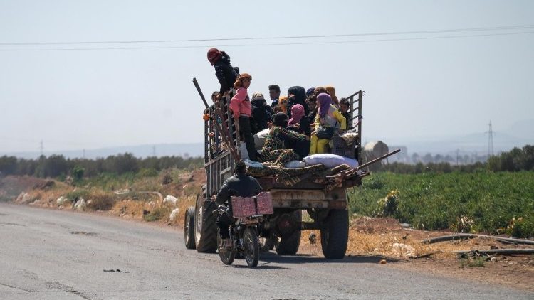 Famílias beduínas árabes deslocadas viajam com seus pertences em direção à cidade de Busra al-Harir, província de Daraa, de As Suwayda, Síria, em 17 de julho de 2025.