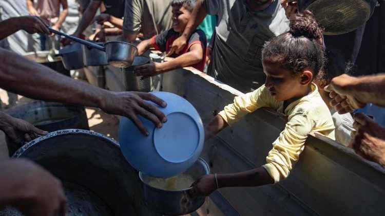 Храна за разселени палестинци на фона на разрастващия се глад в Газа