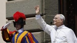 कास्टेल गंडोल्फो में रविवार को अपने देवदूत प्रार्थना  के दौरान संत पापा लियो 