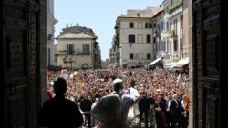 ലിയൊ പതിനാലാമൻ പാപ്പാ, ഞായറാഴ്ച, മദ്ധ്യാഹ്നപ്രാർത്ഥനാവേളയിൽ, കാസ്തെൽ ഗന്തോൾഫൊയിലെ വേനൽക്കാലവസതിയുടെ അങ്കണത്തിൽ, 20/07/25